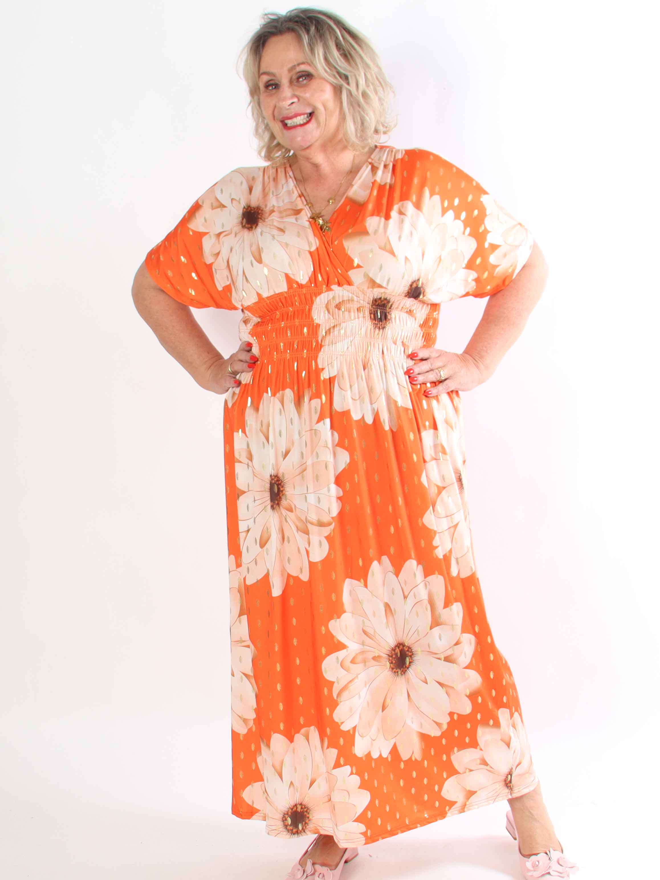 Pams Eden - Lang plus size kjole med store blomster og guld dutter